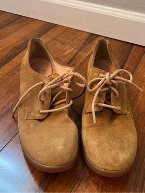 Born Tan Suede Ankle Boot with Small Heel and Laces